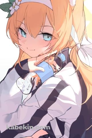 紺と白のジャージを着て水のペットボトルを持つ可愛い伊落マリー / ブルアカ / ブルーアーカイブのAndroidの壁紙(320px x 480px) スマホ用