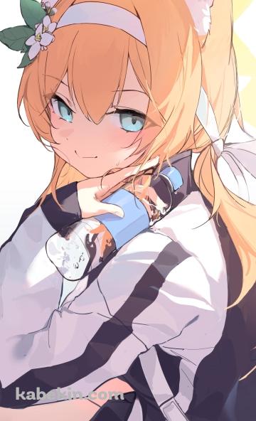 紺と白のジャージを着て水のペットボトルを持つ可愛い伊落マリー / ブルアカ / ブルーアーカイブのAndroidの壁紙(360px x 592px) スマホ用