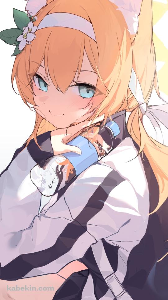 紺と白のジャージを着て水のペットボトルを持つ可愛い伊落マリー / ブルアカ / ブルーアーカイブのAndroidの壁紙(540px x 960px) スマホ用