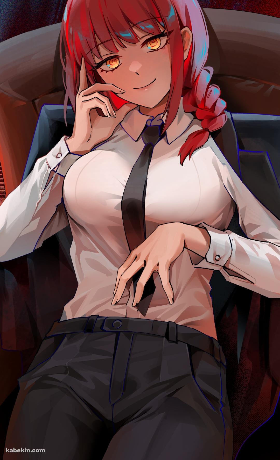 茶色いソファーに座り肘を付きながら微笑むマキマ / チェンソーマンのAndroidの壁紙(1080px x 1776px) スマホ用