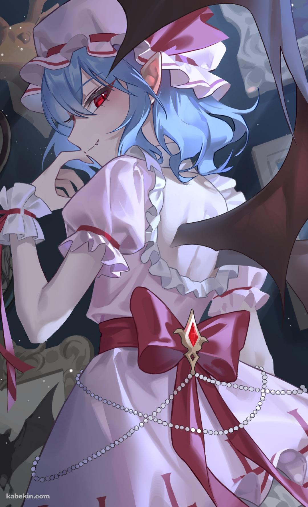 左手の指を口元にあてこちらを見る赤い瞳のレミリア・スカーレット / 東方のAndroidの壁紙(1080px x 1776px) スマホ用