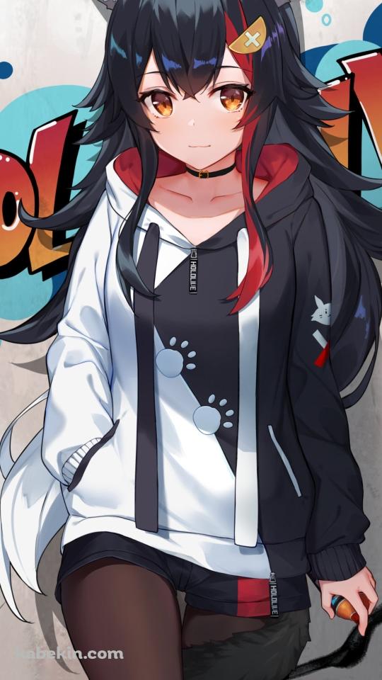 ひび割れた壁にもたれる可愛い大神ミオ / ホロライブ / バーチャルYouTuber / VtuberのAndroidの壁紙(540px x 960px) スマホ用