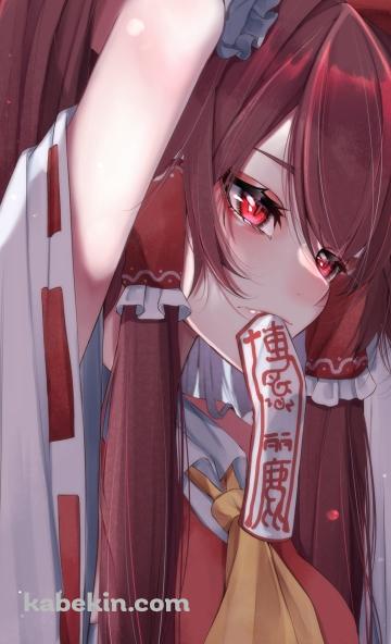 お札を咥えながら髪を結わく博麗霊夢 / 東方のAndroidの壁紙(360px x 592px) スマホ用