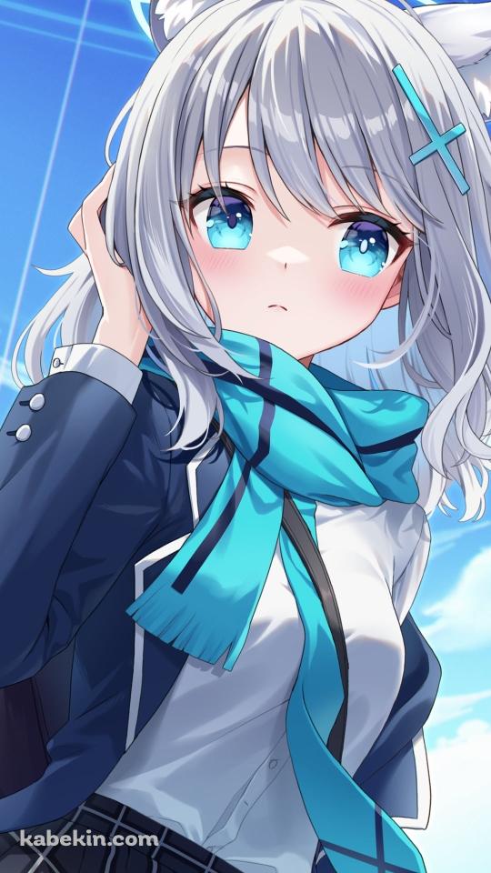 水色のマフラーを巻き髪をおさえる砂狼シロコ / ブルアカ / ブルーアーカイブのAndroidの壁紙(540px x 960px) スマホ用