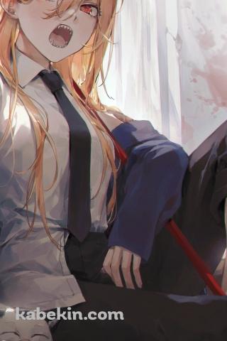 茶色いソファーに座るパワーと笑う猫 / チェンソーマンのAndroidの壁紙(320px x 480px) スマホ用