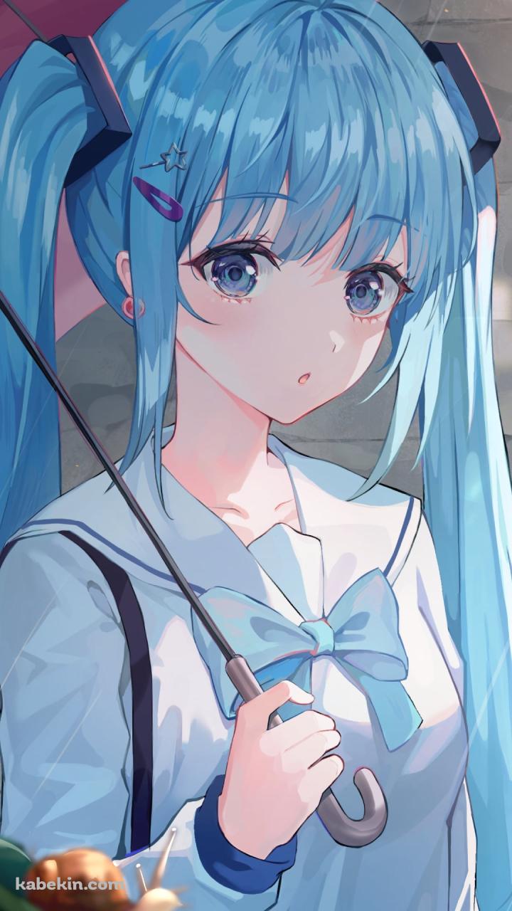 ピンクの傘をさして緑の葉の上のカタツムリを見る初音ミク / ボカロ / ボーカロイドのAndroidの壁紙(720px x 1280px) スマホ用