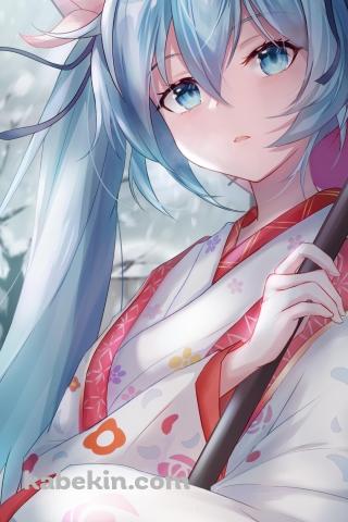 薔薇と梅の花柄の白い着物を着て赤い和傘をさす綺麗な初音ミクのAndroidの壁紙(320px x 480px) スマホ用