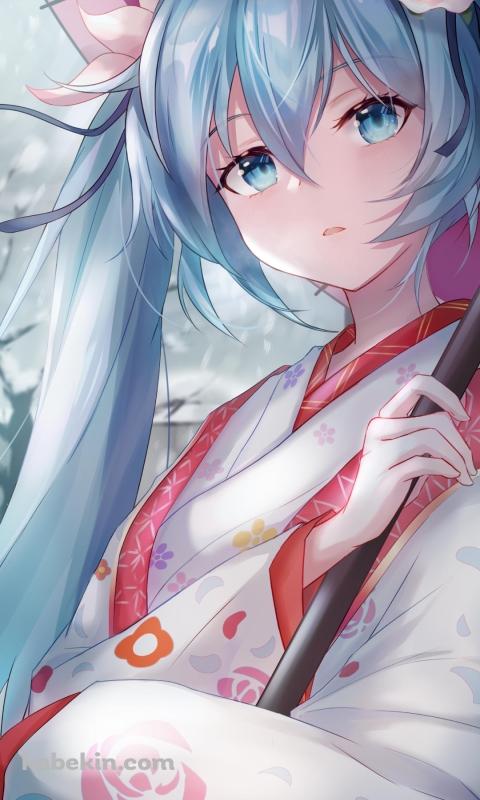 薔薇と梅の花柄の白い着物を着て赤い和傘をさす綺麗な初音ミクのAndroidの壁紙(480px x 800px) スマホ用