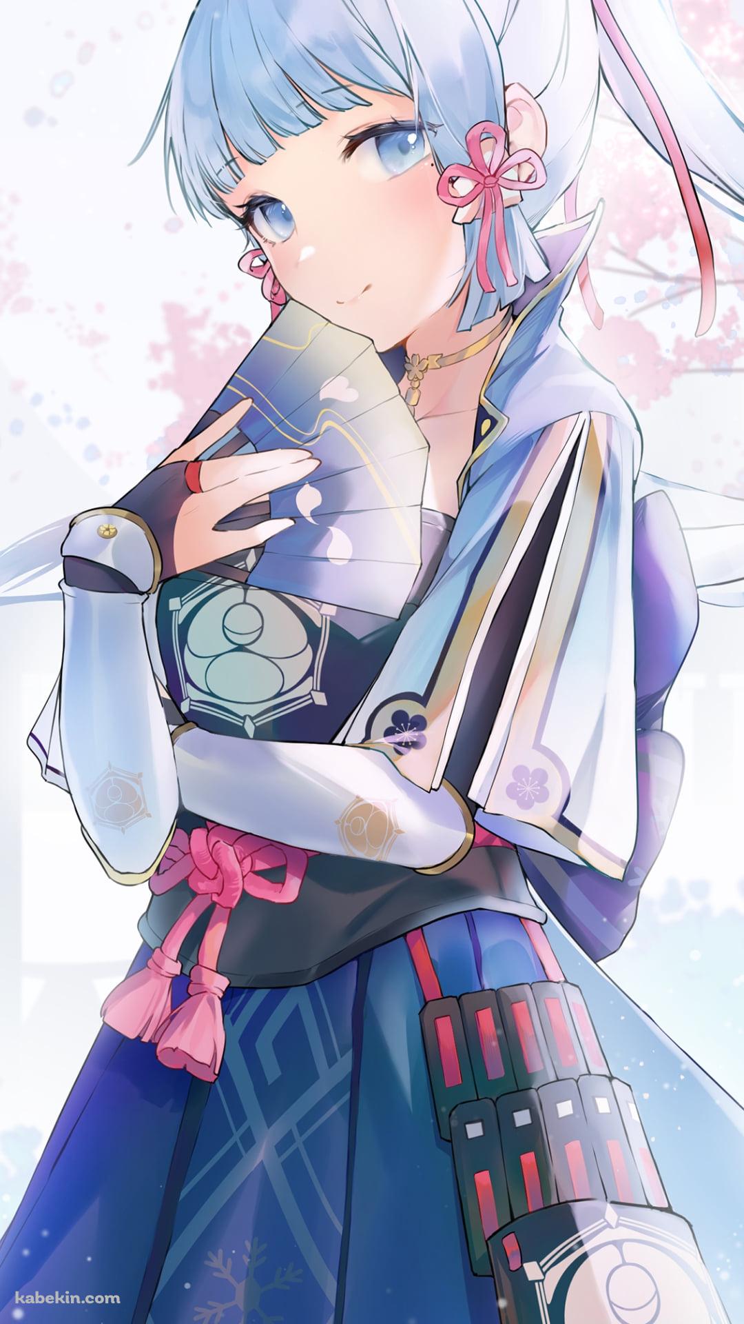 桜の下で青い団扇を持ちながら微笑む神里綾華 / 原神のAndroidの壁紙(1080px x 1920px) スマホ用