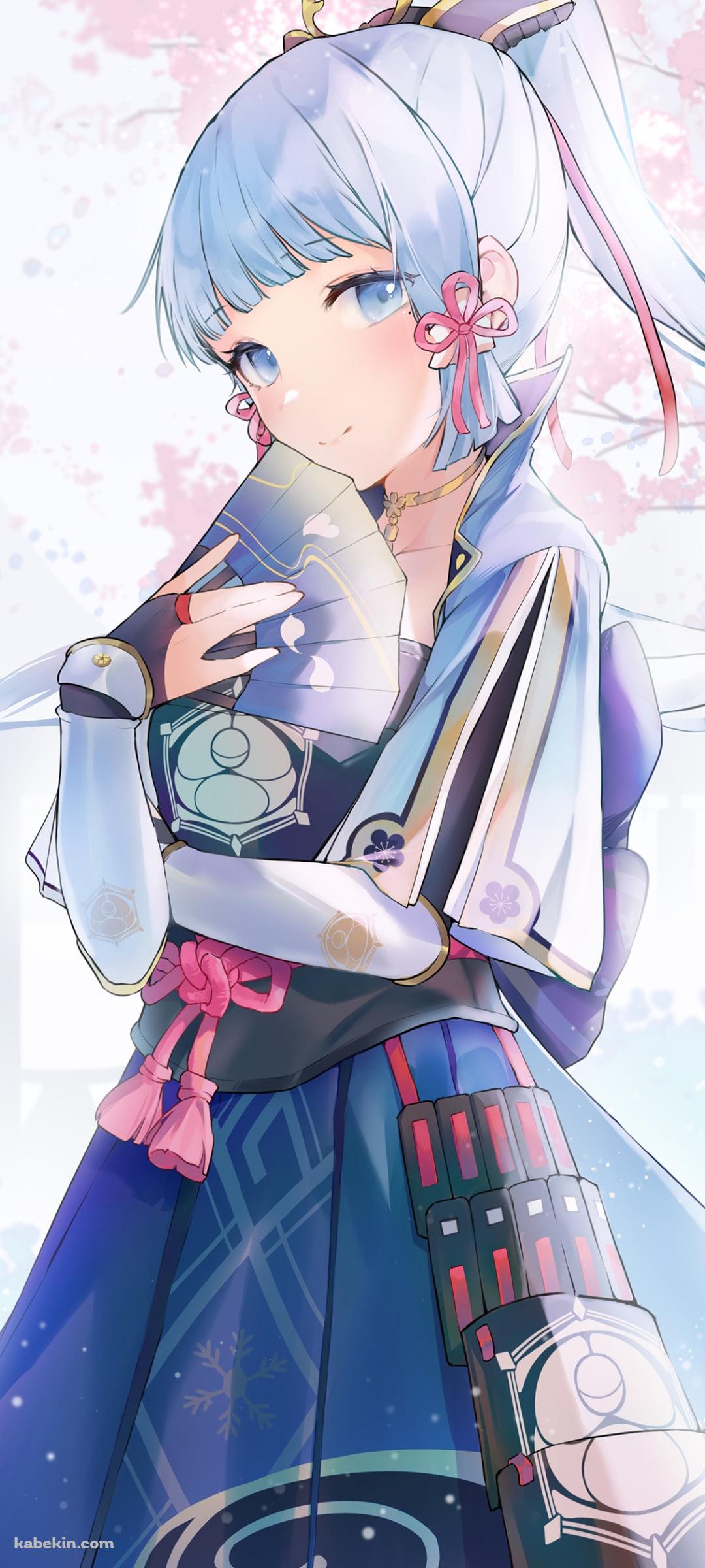 桜の下で青い団扇を持ちながら微笑む神里綾華 / 原神のAndroidの壁紙(1080px x 2400px) スマホ用