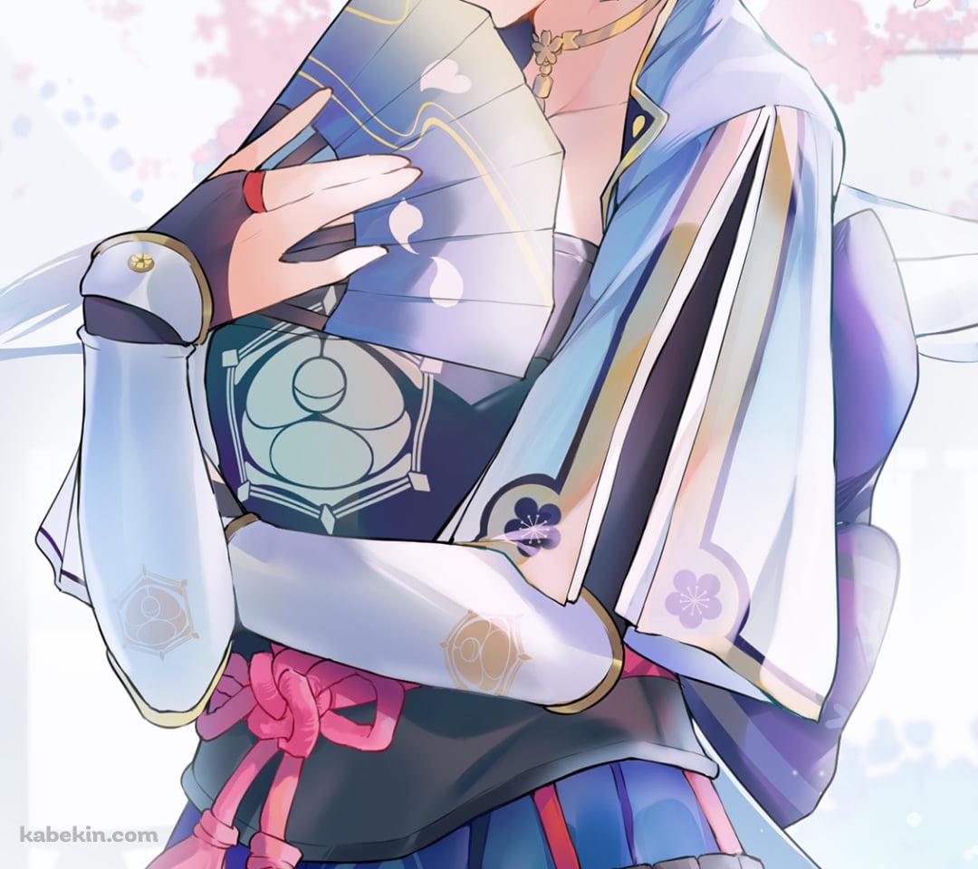 桜の下で青い団扇を持ちながら微笑む神里綾華 / 原神のAndroidの壁紙(1080px x 960px) スマホ用