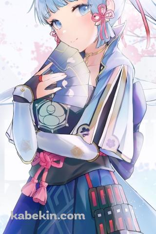 桜の下で青い団扇を持ちながら微笑む神里綾華 / 原神のAndroidの壁紙(320px x 480px) スマホ用