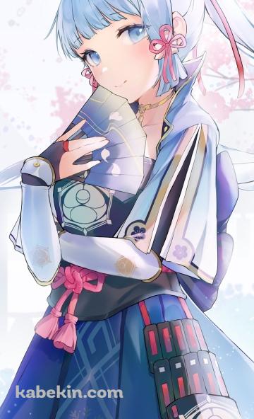桜の下で青い団扇を持ちながら微笑む神里綾華 / 原神のAndroidの壁紙(360px x 592px) スマホ用