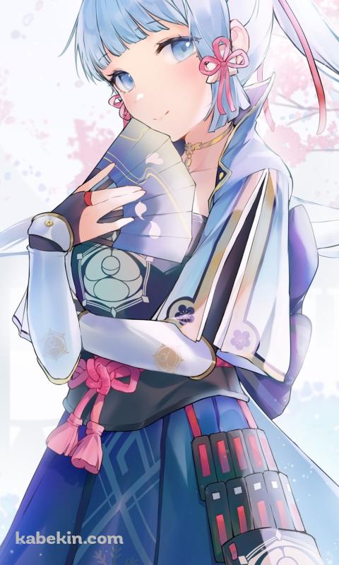 桜の下で青い団扇を持ちながら微笑む神里綾華 / 原神のAndroidの壁紙(480px x 800px) スマホ用