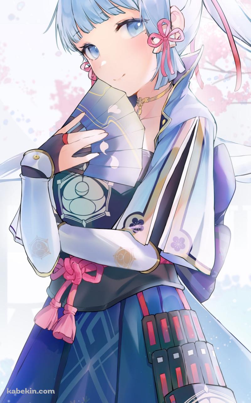 桜の下で青い団扇を持ちながら微笑む神里綾華 / 原神のAndroidの壁紙(800px x 1280px) スマホ用