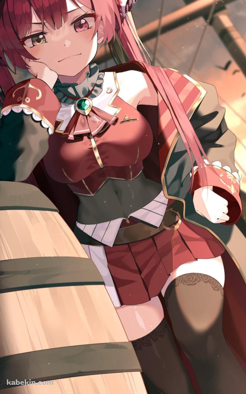 樽に肘をついてこちらを見つめる宝鐘マリン / ホロライブ / バーチャルYouTuber / VtuberのAndroidの壁紙(800px x 1280px) スマホ用