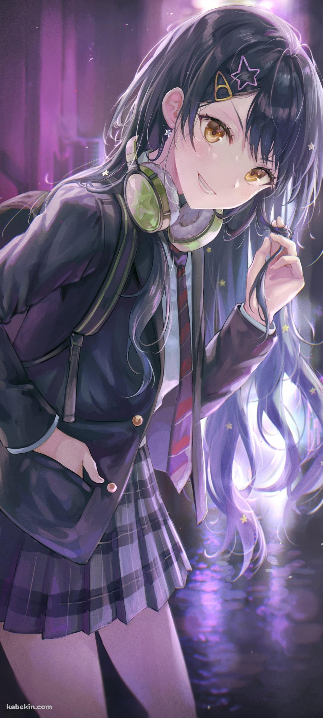 緑のヘッドフォンを首にかけ左手で髪をさわりこちらに微笑む白石杏 / プロセカ / プロジェクトセカイのAndroidの壁紙(1080px x 2400px) スマホ用