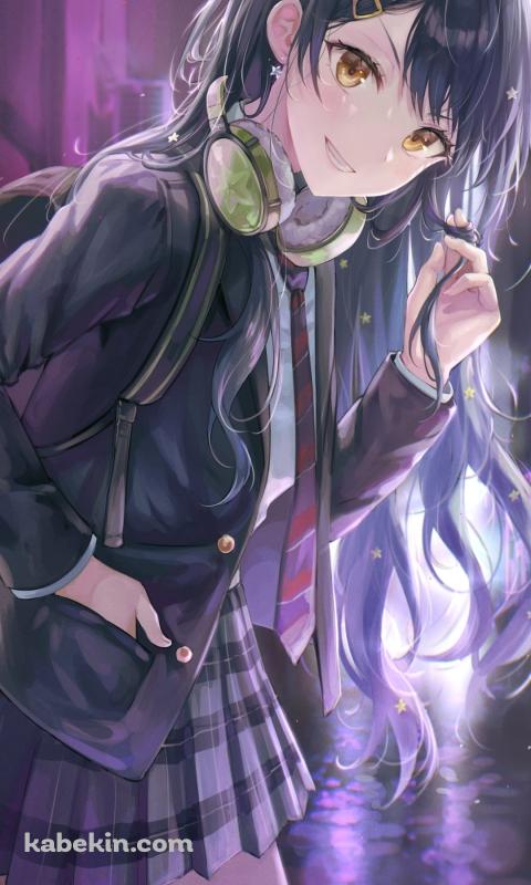 緑のヘッドフォンを首にかけ左手で髪をさわりこちらに微笑む白石杏 / プロセカ / プロジェクトセカイのAndroidの壁紙(480px x 800px) スマホ用