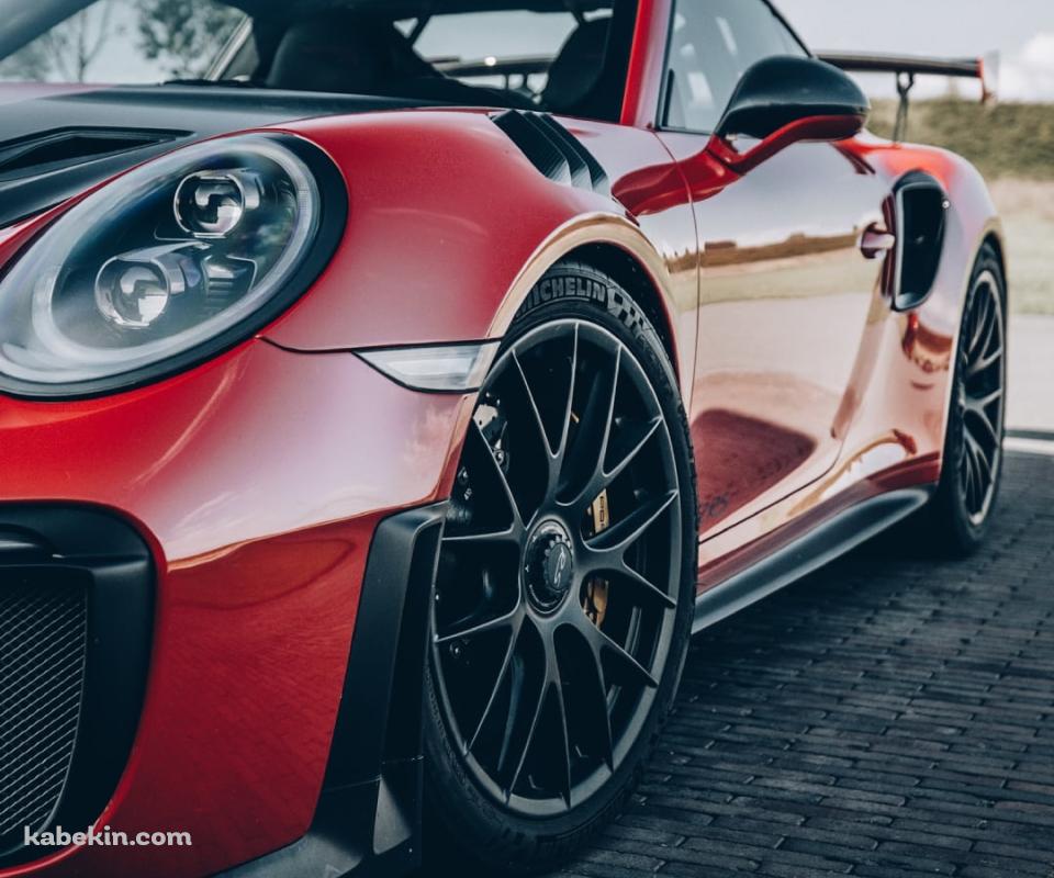 路駐している赤と黒のかっこいいスポーツカー / ポルシェ 911 GT2 RS / 澄んだ空のAndroidの壁紙(960px x 800px) スマホ用