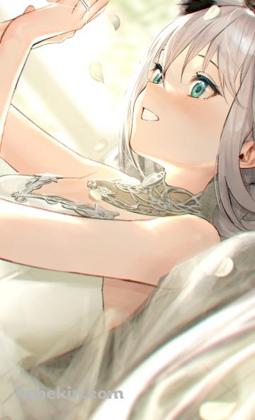森の中で仰向けに寝る白いドレスを着た白上フブキ（しらかみ ふぶき） / ホロライブ / バーチャルYouTuber / VtuberのAndroidの壁紙(360px x 592px) スマホ用