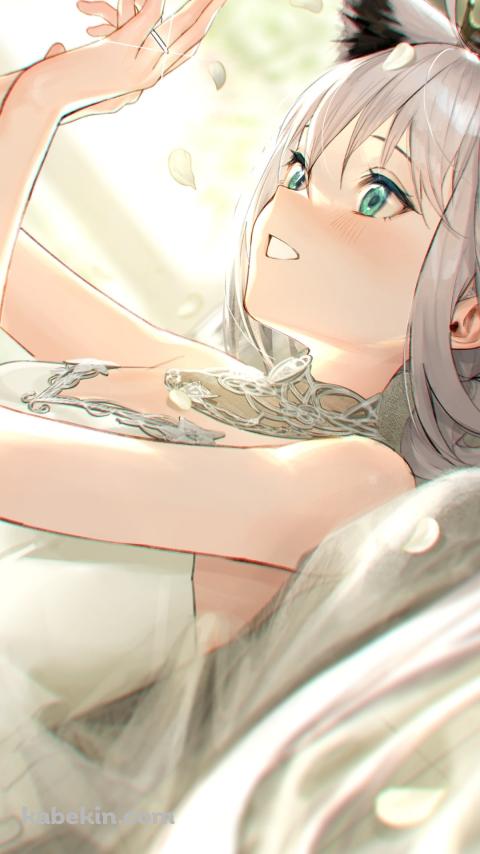 森の中で仰向けに寝る白いドレスを着た白上フブキ（しらかみ ふぶき） / ホロライブ / バーチャルYouTuber / VtuberのAndroidの壁紙(480px x 854px) スマホ用