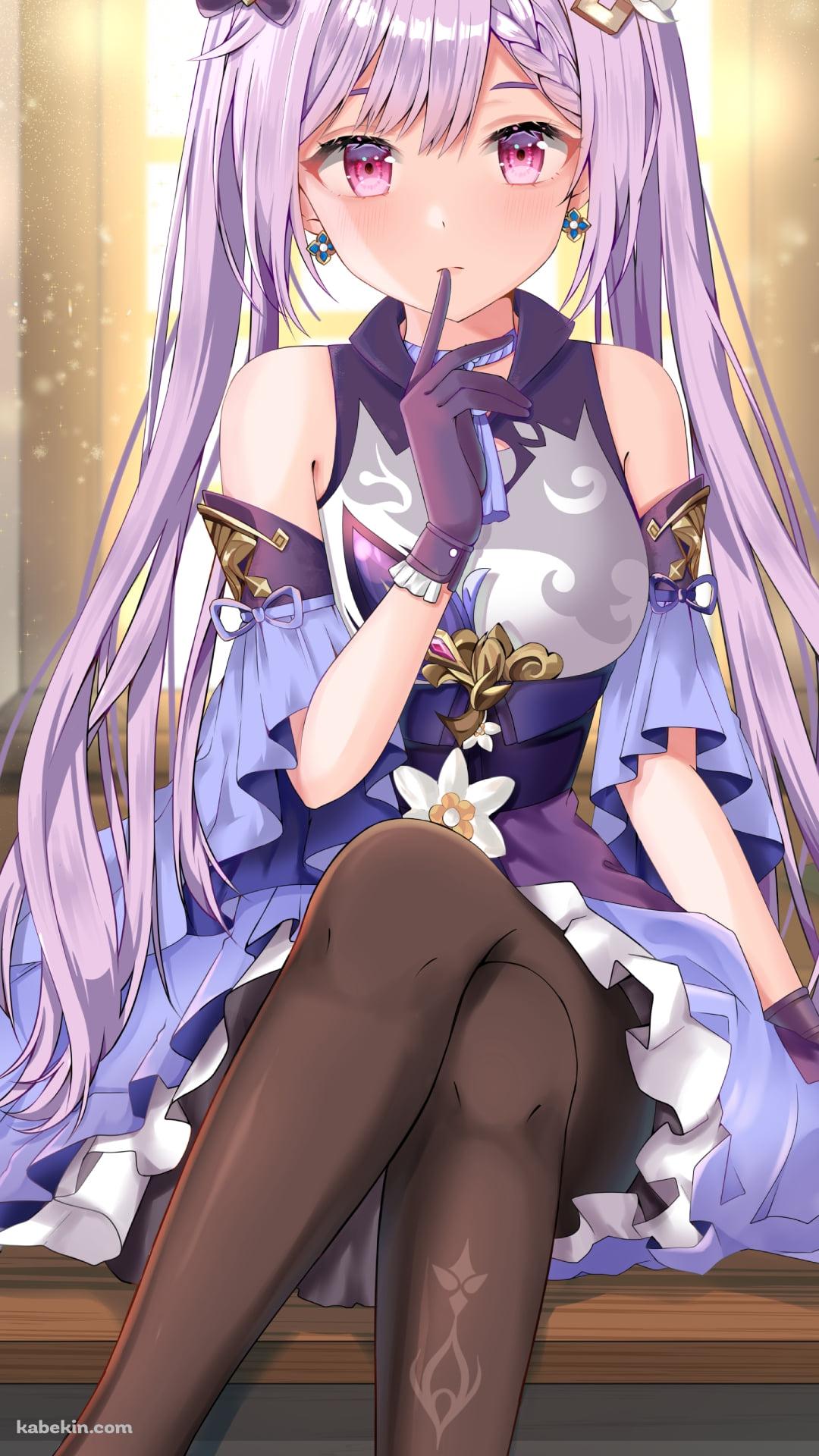 木の椅子に座って右手の人差し指を口元にあてる可愛い刻晴 / 原神のAndroidの壁紙(1080px x 1920px) スマホ用