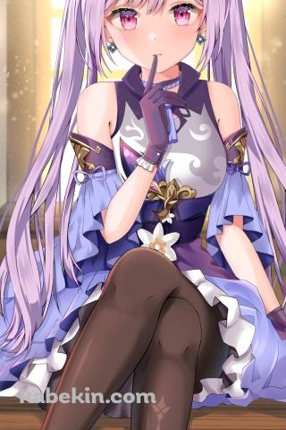 木の椅子に座って右手の人差し指を口元にあてる可愛い刻晴 / 原神のAndroidの壁紙(320px x 480px) スマホ用