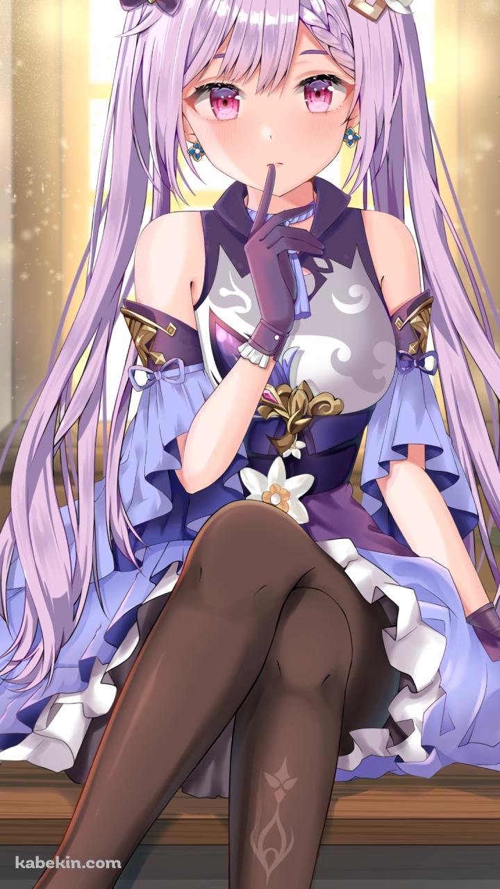 木の椅子に座って右手の人差し指を口元にあてる可愛い刻晴 / 原神のAndroidの壁紙(720px x 1280px) スマホ用