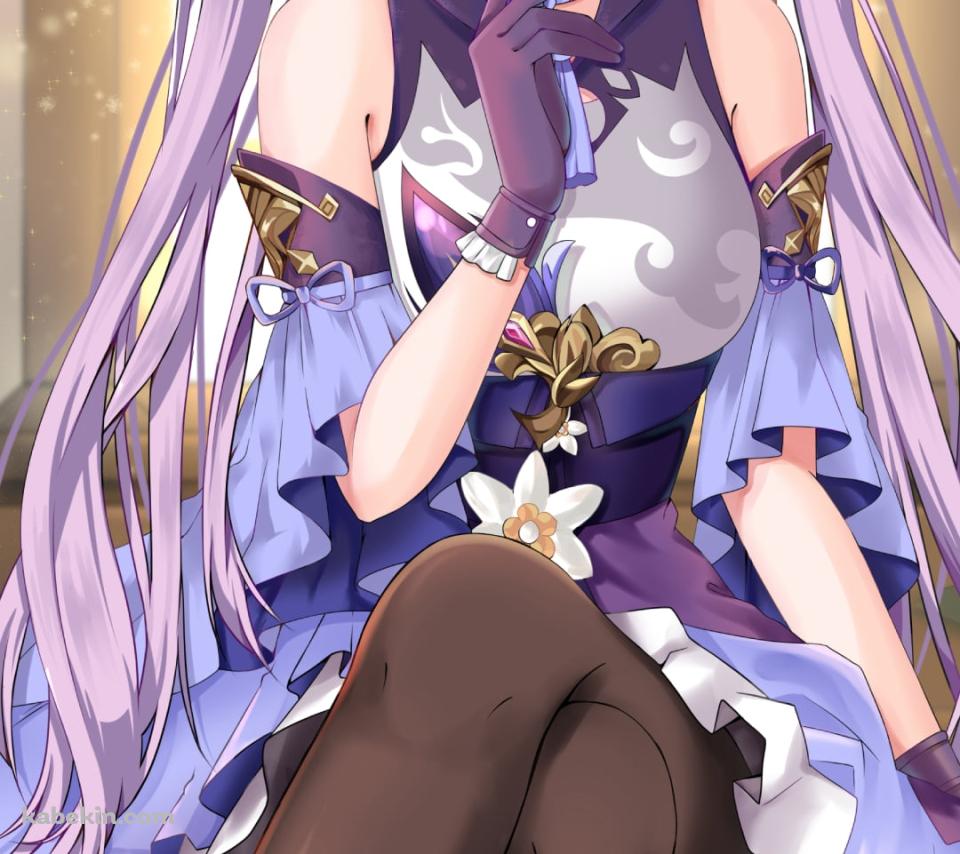 木の椅子に座って右手の人差し指を口元にあてる可愛い刻晴 / 原神のAndroidの壁紙(960px x 854px) スマホ用