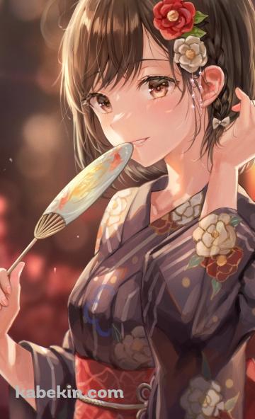 口元に金魚が描かれた団扇を口元にあて黒い浴衣を着た可愛い東雲絵名（しののめえな） / プロセカ / プロジェクトセカイのAndroidの壁紙(360px x 592px) スマホ用