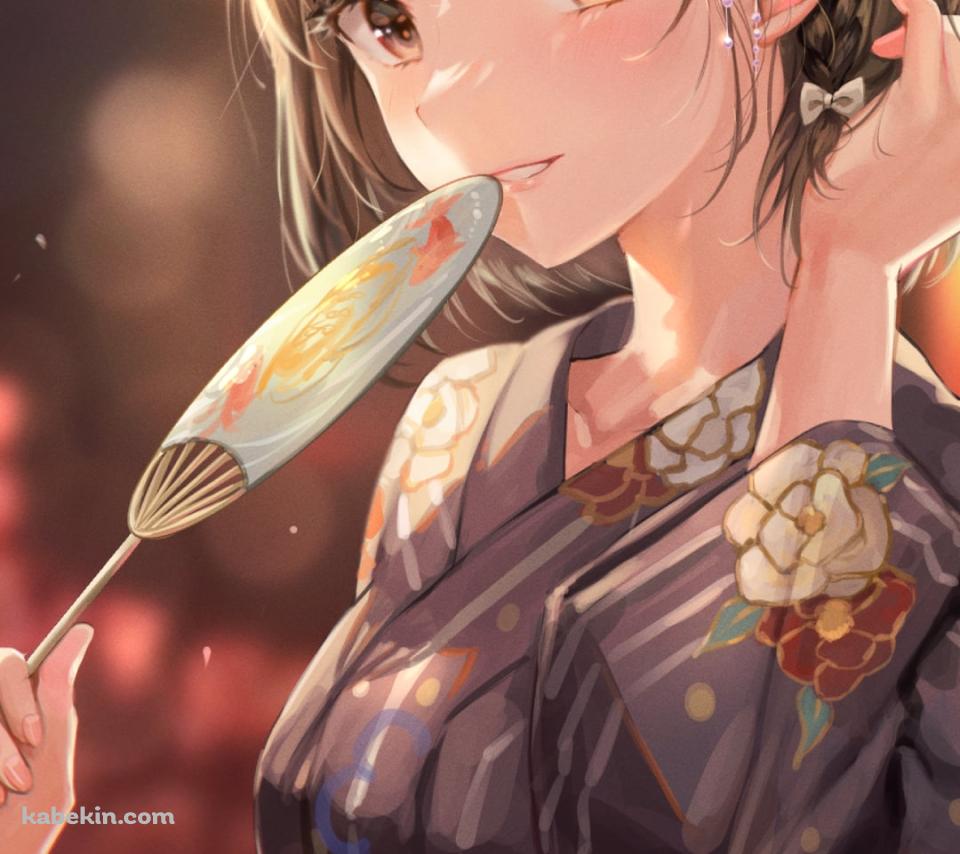 口元に金魚が描かれた団扇を口元にあて黒い浴衣を着た可愛い東雲絵名（しののめえな） / プロセカ / プロジェクトセカイのAndroidの壁紙(960px x 854px) スマホ用