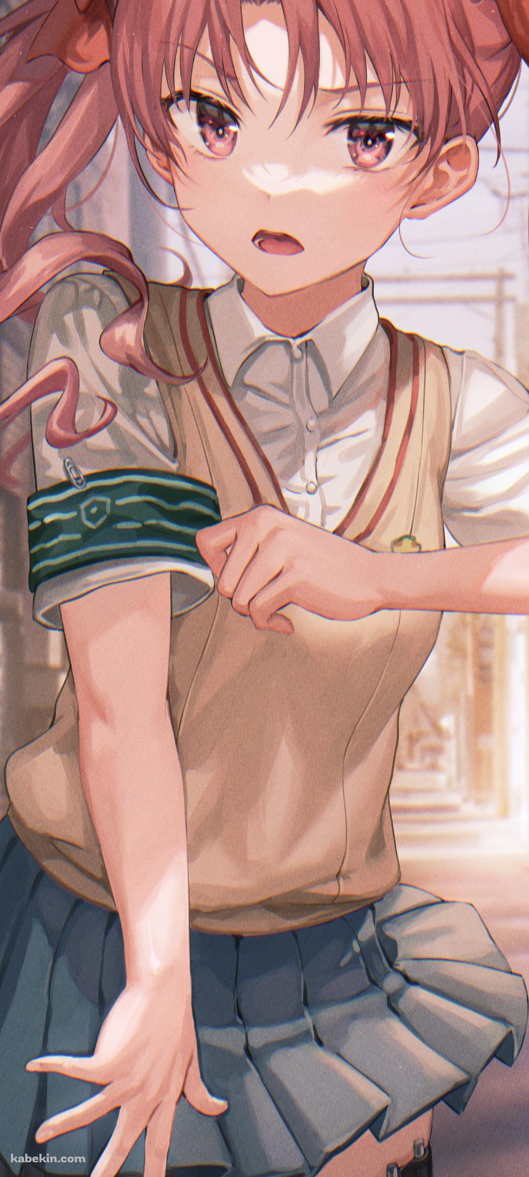 右手の腕章を引っ張るかわいい白井黒子（しらいくろこ） / とある科学の超電磁砲のAndroidの壁紙(1080px x 2400px) スマホ用