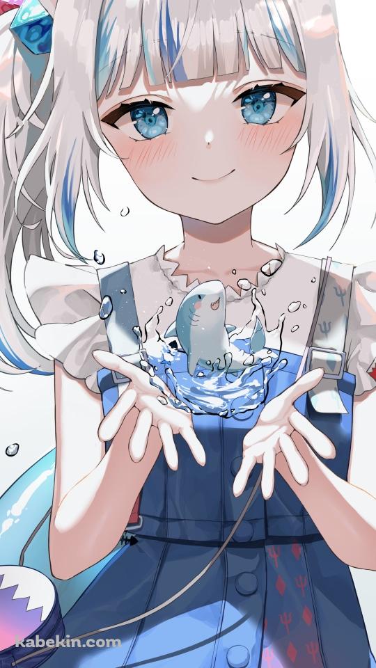 小さな鮫と両手を広げた可愛いがうる・ぐら / ホロライブ / バーチャルYouTuber / VtuberのAndroidの壁紙(540px x 960px) スマホ用