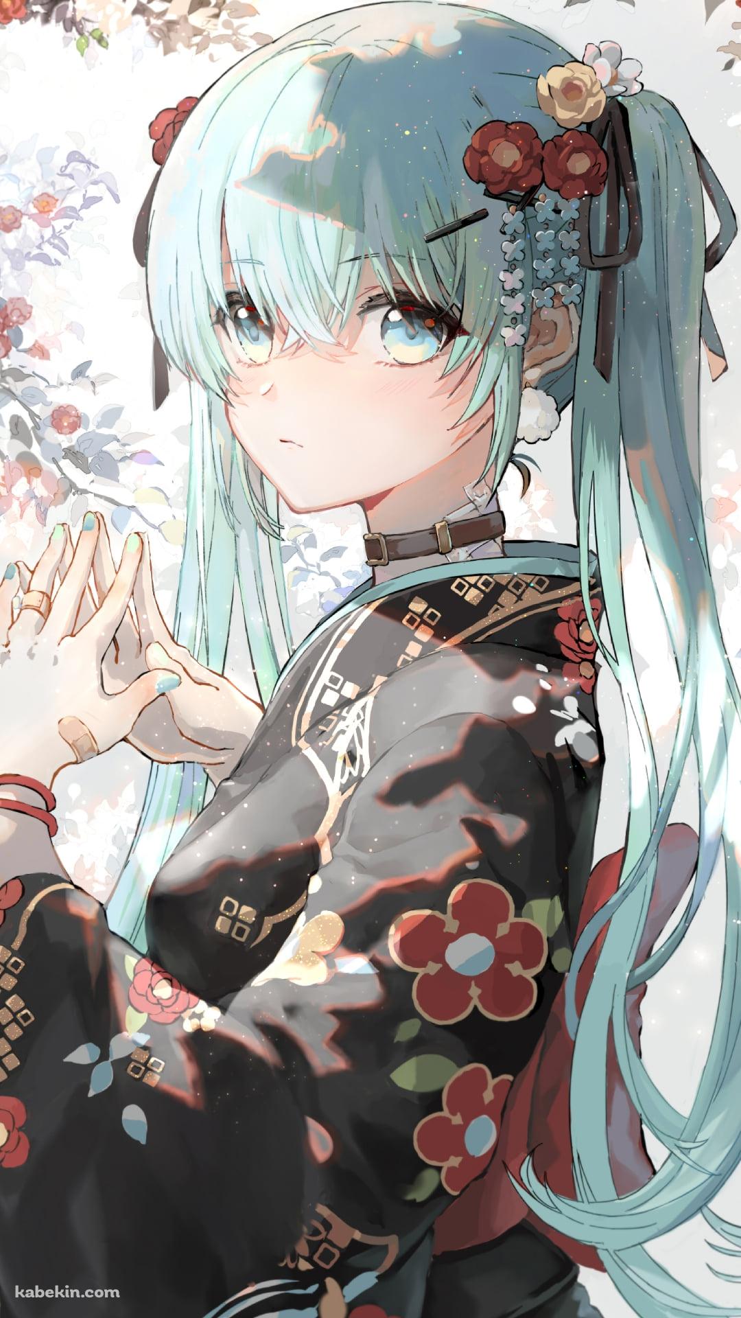 花柄模様の黒い着物を着て両手を合わせる綺麗な初音ミク / ボカロ / ボーカロイドのAndroidの壁紙(1080px x 1920px) スマホ用