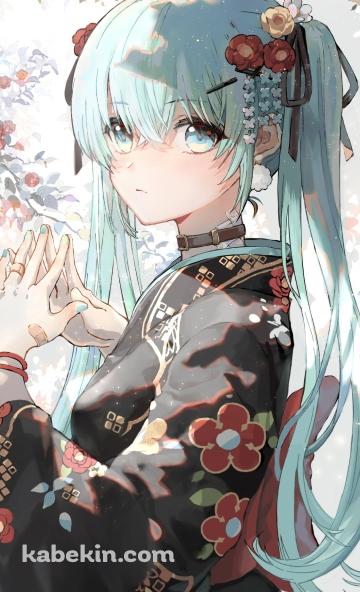 花柄模様の黒い着物を着て両手を合わせる綺麗な初音ミク / ボカロ / ボーカロイドのAndroidの壁紙(360px x 592px) スマホ用