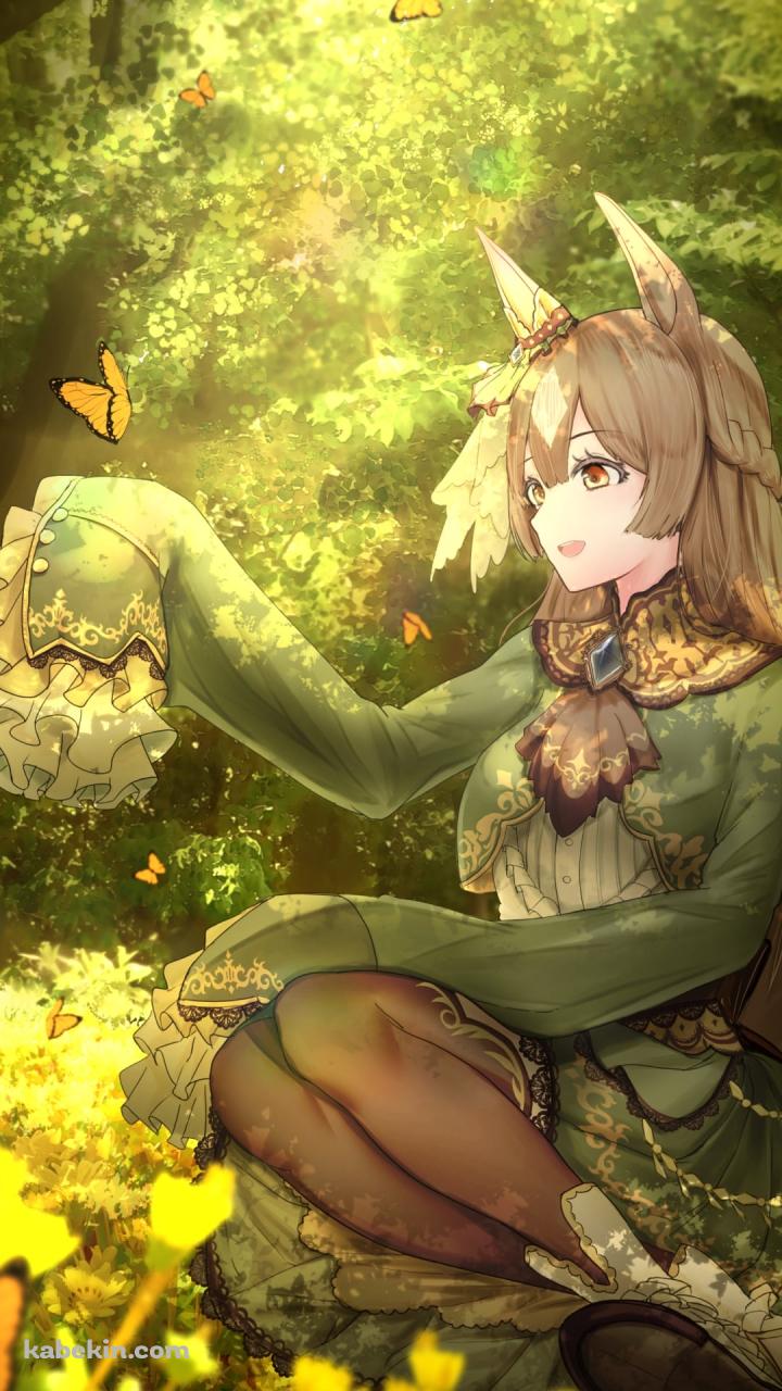 森に座りオレンジの蝶と戯れるサトノダイヤモンド / ウマ娘プリティーダービーのAndroidの壁紙(720px x 1280px) スマホ用