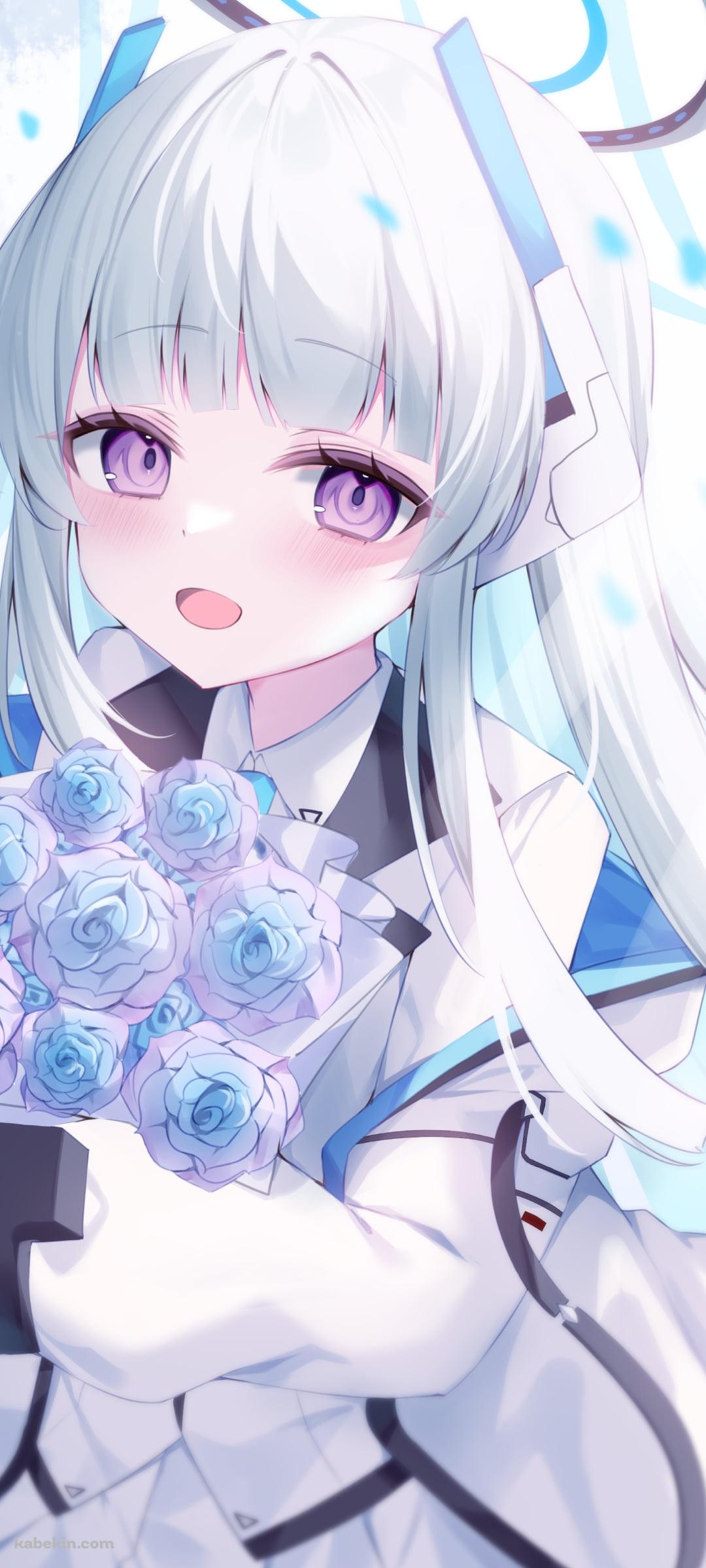 青・白の薔薇の花束を持ち微笑む可愛い生塩ノア / ブルアカ / ブルーアーカイブのAndroidの壁紙(1080px x 2400px) スマホ用