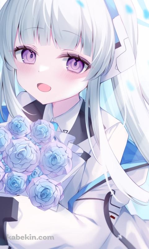 青・白の薔薇の花束を持ち微笑む可愛い生塩ノア / ブルアカ / ブルーアーカイブのAndroidの壁紙(480px x 800px) スマホ用