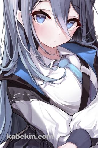 青い瞳でこちらを見つめる天童アリス / ブルーアーカイブのAndroidの壁紙(320px x 480px) スマホ用