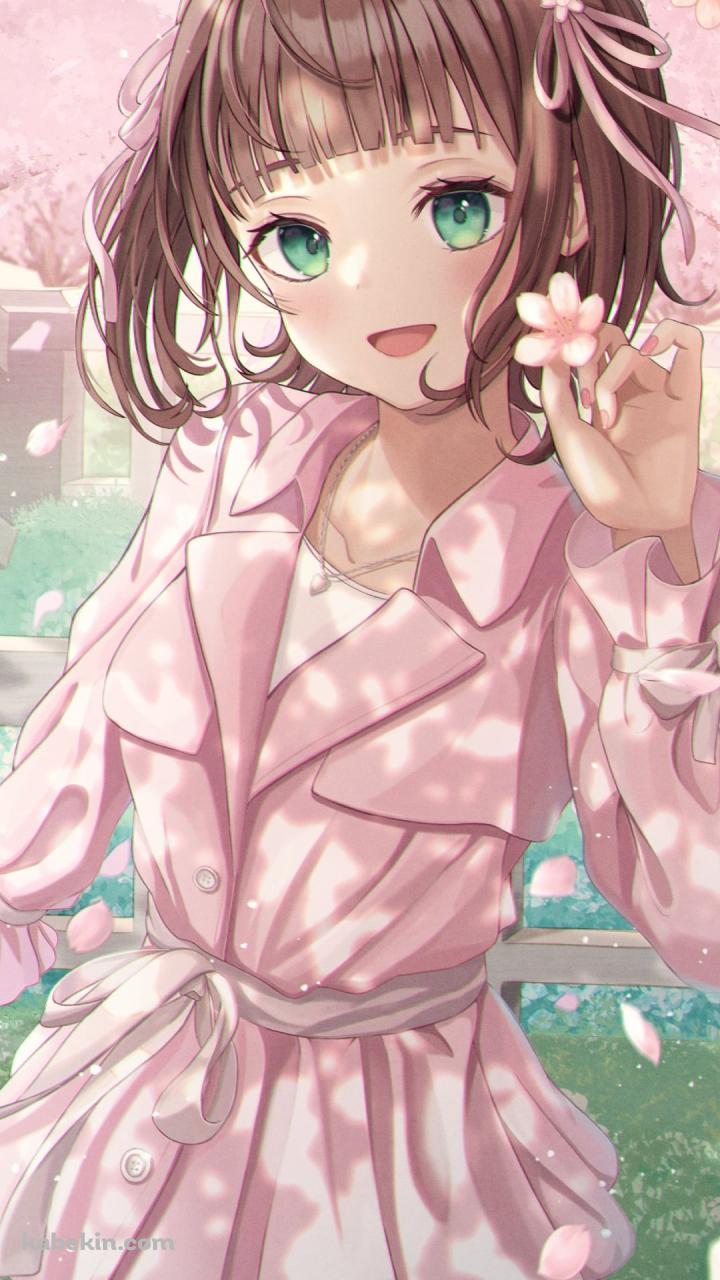 桜の花びらを持ち笑顔の天海春香 / アイドルマスターのAndroidの壁紙(720px x 1280px) スマホ用