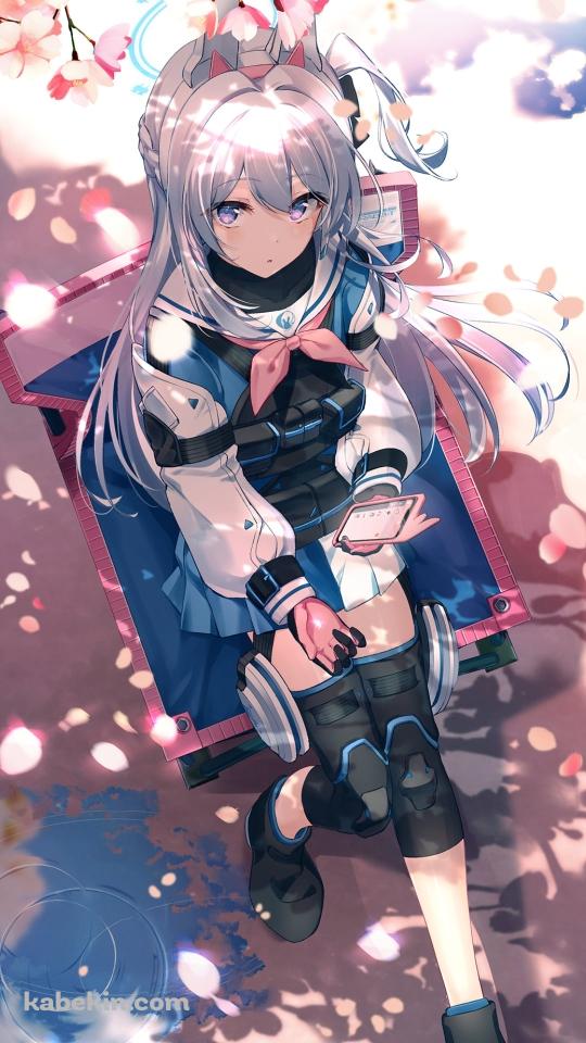 青とピンクの椅子に座り桜を見上げる月雪ミヤコ / ブルアカ / ブルーアーカイブのAndroidの壁紙(540px x 960px) スマホ用