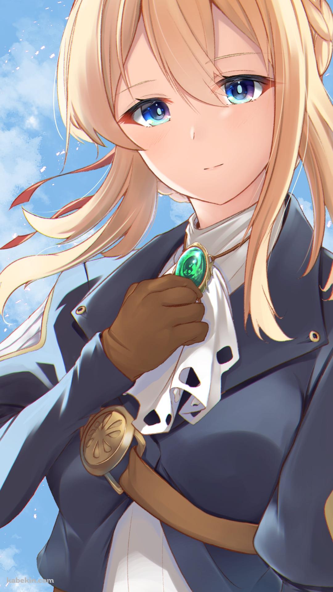 胸元の緑のブローチに手をあてるヴァイオレット・エヴァーガーデンのAndroidの壁紙(1080px x 1920px) スマホ用