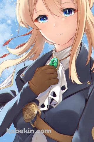 胸元の緑のブローチに手をあてるヴァイオレット・エヴァーガーデンのAndroidの壁紙(320px x 480px) スマホ用