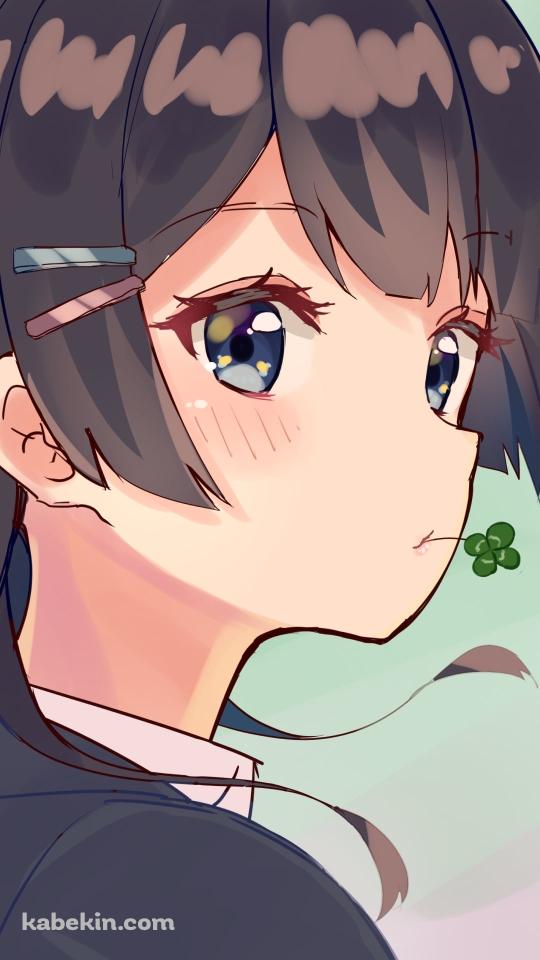 四つ葉のクローバーを咥える月ノ美兎 / にじさんじ / バーチャルYouTuber / VtuberのAndroidの壁紙(540px x 960px) スマホ用