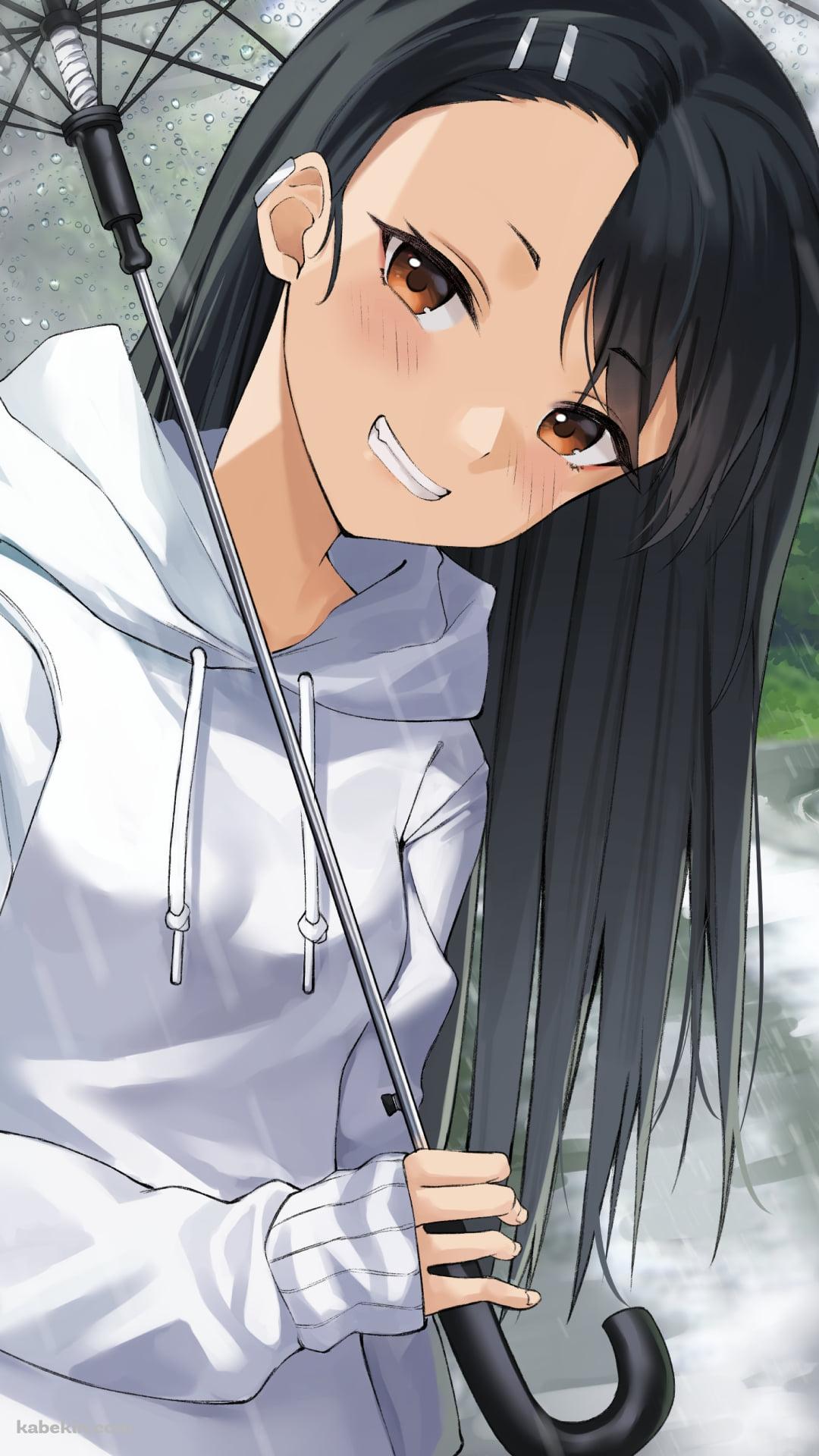 雨の日、ビニール傘をさし、白いパーカーを着た笑顔の長瀞さん / イジらないで、長瀞さんのAndroidの壁紙(1080px x 1920px) スマホ用