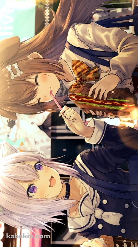 ソフトクリームを持つ猫又おかゆと大きなパンを持つ戌神ころね / ホロライブ / バーチャルYouTuber / VtuberのAndroidの壁紙(480px x 854px) スマホ用