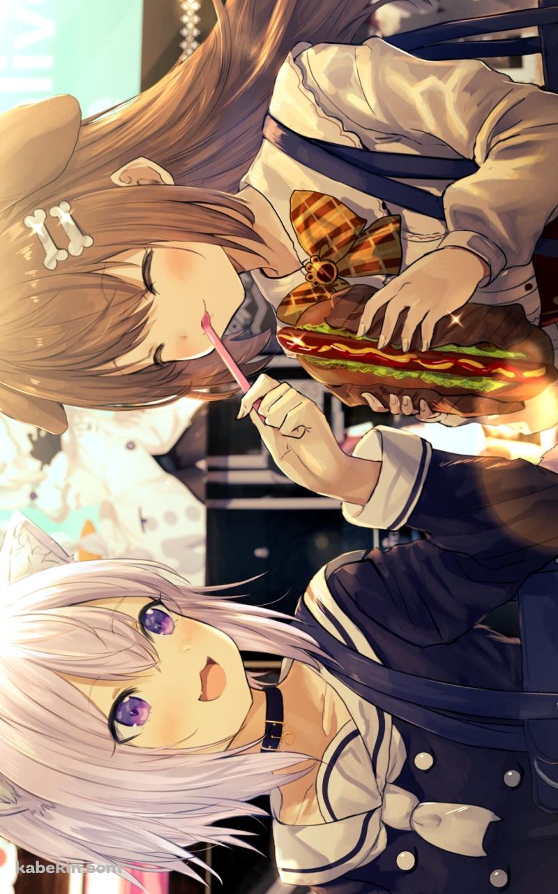 ソフトクリームを持つ猫又おかゆと大きなパンを持つ戌神ころね / ホロライブ / バーチャルYouTuber / VtuberのAndroidの壁紙(800px x 1280px) スマホ用