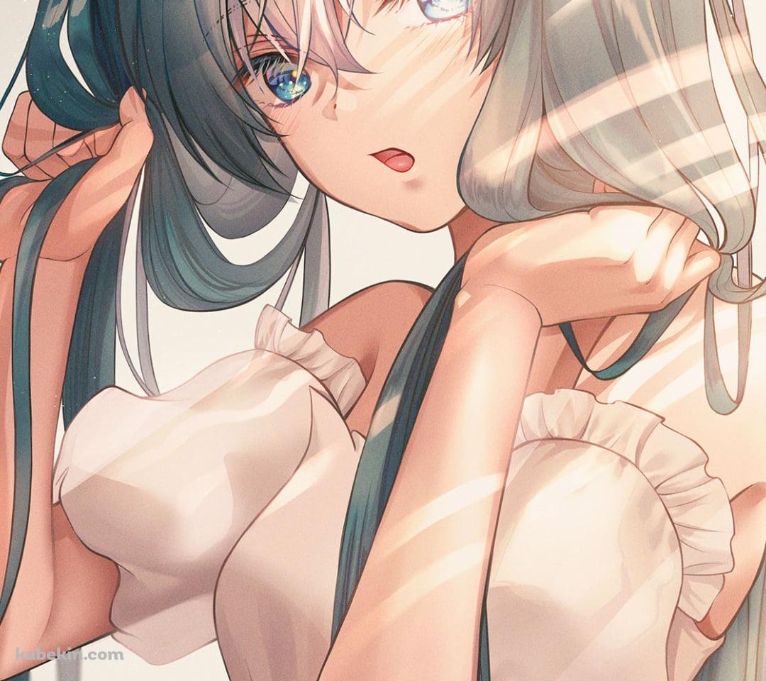 髪を持ちこちらを見つめる初音ミク / 赤い薔薇の髪飾り / ボカロ / ボーカロイドのAndroidの壁紙(1080px x 960px) スマホ用
