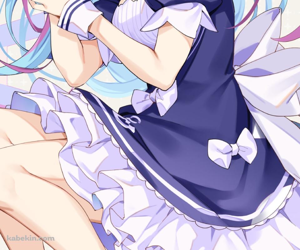 寝転んでこちらを見つめる可愛い湊あくあ / 長い尻尾 / ホロライブ / バーチャルYouTuber / VtuberのAndroidの壁紙(960px x 800px) スマホ用