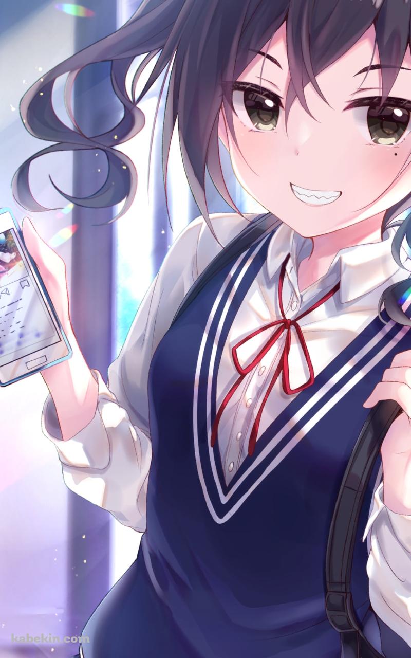 スマホを持ち笑う砂塚あきら / 青いリュック / アイドルマスターシンデレラガールズのAndroidの壁紙(800px x 1280px) スマホ用